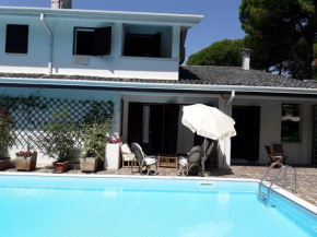 Villa by the Sea and Pool Lignano Pineta